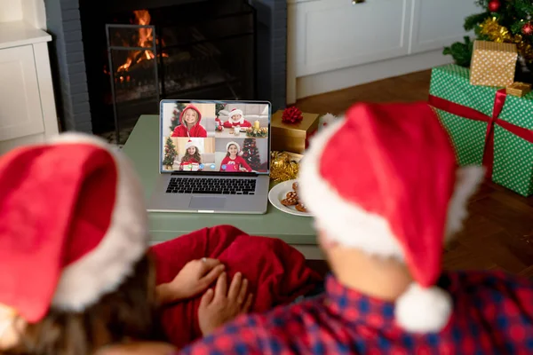 Casal Caucasiano Ter Chamada Vídeo Natal Com Crianças Diversas Tecnologia — Fotografia de Stock