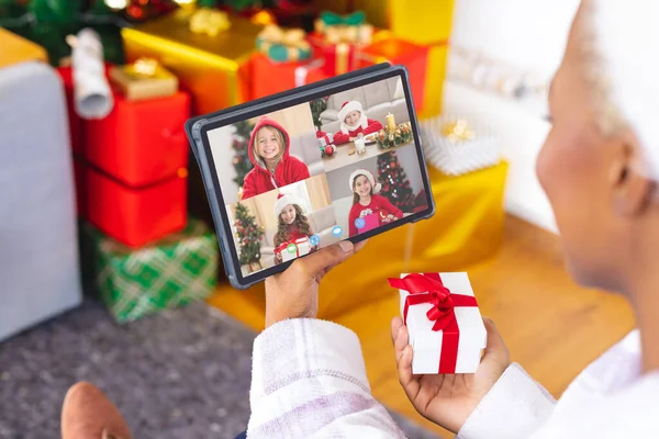 非洲裔美国妇女有圣诞节视频通话与不同的孩子 通信技术和圣诞节数字合成图像 — 图库照片