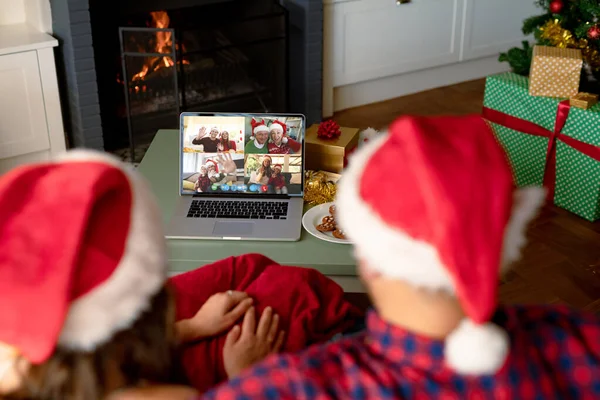 Casal Caucasiano Fazendo Videochamada Natal Com Pessoas Diversas Tecnologia Comunicação — Fotografia de Stock