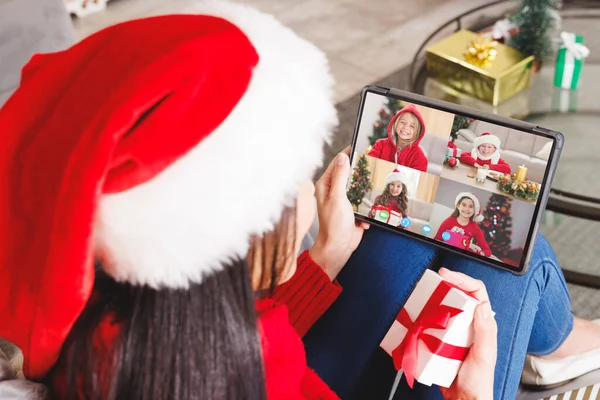 白人妇女与不同的孩子有圣诞视频通话 通信技术和圣诞节数字合成图像 — 图库照片