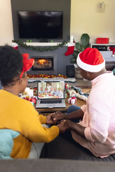 Ανώτερος Αφροαμερικάνος Ζευγάρι Που Έχει Χριστουγεννιάτικο Βίντεο Κλήση Καυκάσια Οικογένεια — Φωτογραφία Αρχείου