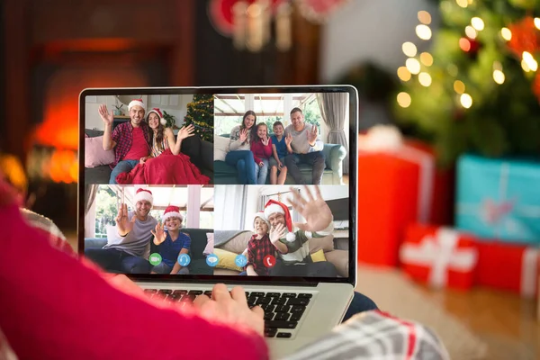 Redhead Använder Laptop Vid Jul Hemma Vardagsrummet — Stockfoto