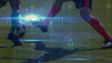 Antrenman sırasında çeşitli erkek futbol oyuncuları üzerinde veri işleme animasyonu. Spor, futbol, eğitim ve teknoloji konsepti dijital olarak oluşturulmuş video.