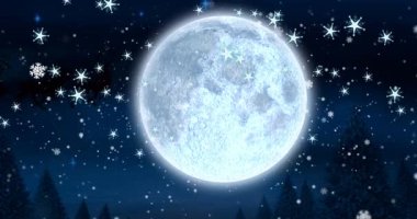 Dolunayda Noel Baba 'nın kızağında kar taneleri ve yıldızların canlandırılması. Noel, gelenek, kış ve kutlama konsepti dijital olarak oluşturulmuş video.