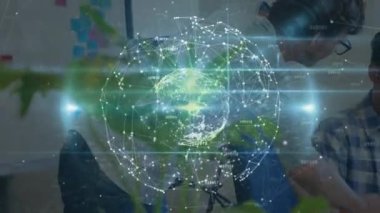 Ofisteki çeşitli iş adamlarıyla bağlantıları olan dünyanın animasyonu. İş, ağ, iletişim ve teknoloji konsepti dijital olarak oluşturulmuş video.