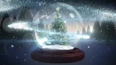 Kış manzarası boyunca yılbaşı ağacıyla kartopu küresinin animasyonu. Noel, kış, gelenek ve kutlama konsepti dijital olarak oluşturulmuş video.