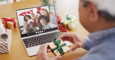 Noel Baba şapkalı melez adamın Noel 'de ailesiyle yaptığı görüntülü konuşma. Noel, şenlik, gelenek ve kutlama konsepti dijital olarak oluşturuldu.