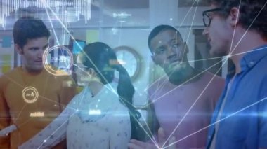 Ofisteki çeşitli iş adamları üzerindeki bağlantı ağının animasyonu. İş, bağlantılar ve iletişim konsepti dijital olarak oluşturulmuş video.