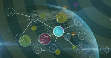 Dünya üzerinde simgeleri ve çizgili arkaplanı olan ağın animasyonu. Veri işleme, küresel ağ ve teknoloji konsepti dijital olarak oluşturulmuş video.