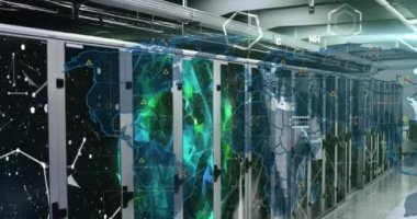 Sunucu odasında şekillerin, simgelerin ve dünya haritalarının animasyonu. Dijital olarak oluşturulan küresel ağ, bağlantılar ve teknoloji konsepti.