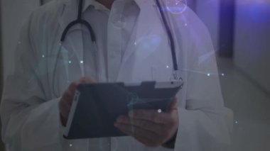 Kafkasyalı kıdemli erkek doktor üzerinden bağlantı ağının animasyonu. Dijital olarak üretilen sağlık, tıp, bağlantılar ve teknoloji konsepti.