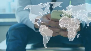Kafkas iş adamının akıllı telefon kullanarak dünya günü ve dünya haritasının animasyonu. Küresel ağ, sosyal medya, iletişim ve ekoloji kavramı dijital olarak oluşturulmuş video.