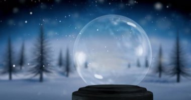 Kar topu ve kış manzarasının üzerine düşen karların animasyonu. Noel, gelenek, kış ve kutlama konsepti dijital olarak oluşturulmuş video.