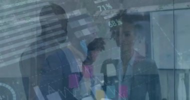 Afro-Amerikan iş adamı ve iş kadını hakkında finansal verilerin ve grafiklerin animasyonu. İş, finans ve ekonomi kavramı dijital olarak oluşturulmuş video.