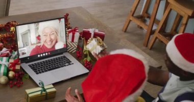Çeşitli çiftler, Kafkasyalı bir kadınla Noel 'de görüntülü görüşme yapıyorlar. İletişim teknolojisi ve noel, dijital kompozit video.