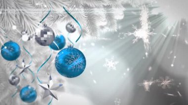 Mücevherlerin üzerine düşen kar tanelerinin ve gri arka plandaki ağaçların animasyonu. Noel, kış, gelenek ve kutlama konsepti dijital olarak oluşturulmuş video.