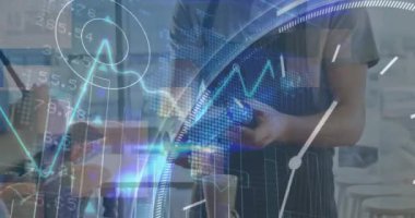 Finansal grafiklerin animasyonu ve kablosuz ödemeleri kullanan beyaz adamların saat tutucuları. İş, finans ve yeni teknoloji konsepti dijital olarak oluşturuldu.