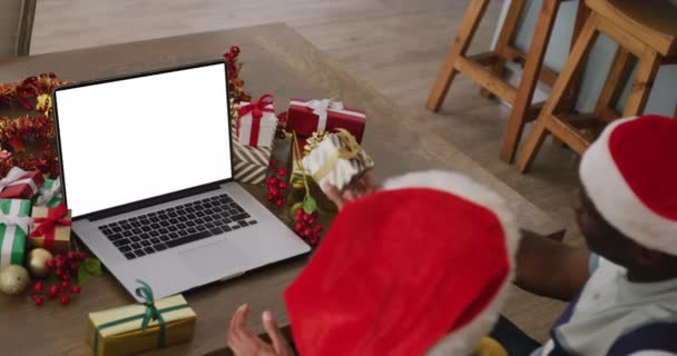 Diverse Paar Met Santa Hoeden Met Laptop Videogesprek Met Kopieerruimte — Stockvideo