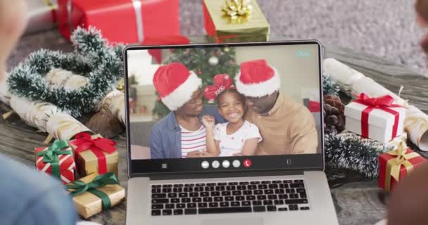 Couple Diversifié Ayant Appel Vidéo Noël Avec Famille Afro Américaine — Video