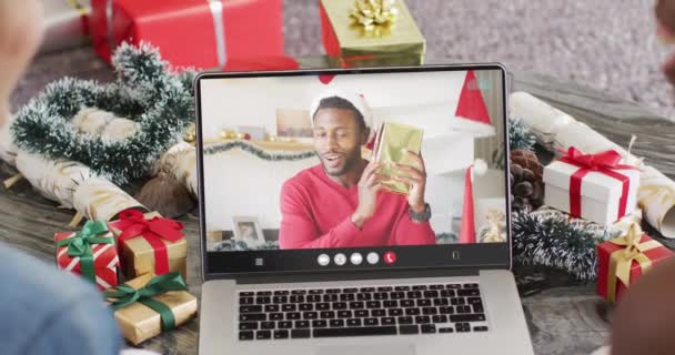 Різні Пари Капелюхами Санти Мають Ноутбук Відео Виклик Афроамериканським Чоловіком — стокове відео