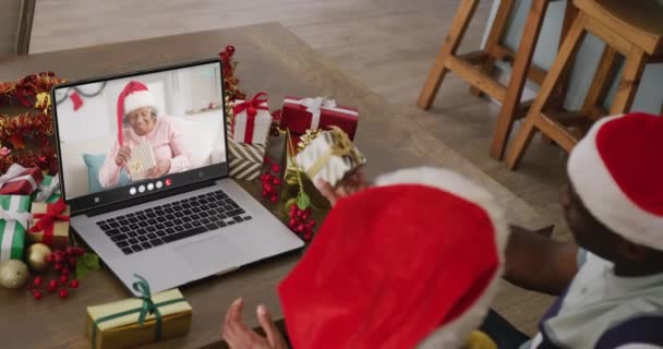 Diverse Paar Met Kerstmannen Hoeden Met Laptop Video Gesprek Met — Stockvideo