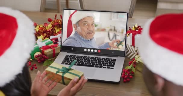 Διαφορετικό Ζευγάρι Καπέλα Santa Που Έχουν Φορητό Υπολογιστή Βιντεοκλήση Ευτυχισμένο — Αρχείο Βίντεο