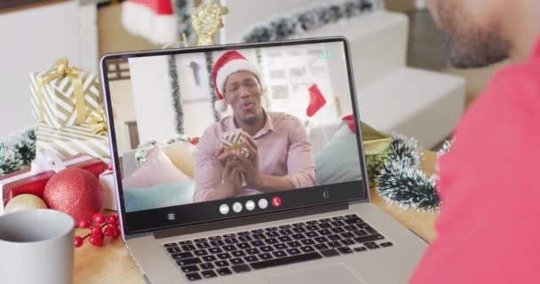 Африканский Американец Рождественскими Украшениями Имеющий Видеозвонок Африканским Американцем Рождество Традиции — стоковое видео