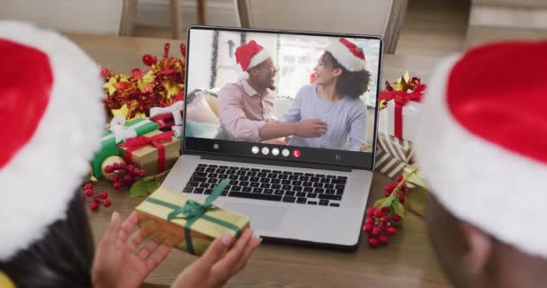 Diverse Paar Met Santa Hoeden Met Laptop Video Gesprek Met — Stockvideo