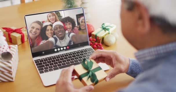 Biracial Férfi Ajándékkal Laptoppal Videóhívás Boldog Változatos Barátokkal Karácsony Ünnepség — Stock videók