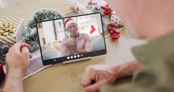 Blanke Man Met Kerstversiering Met Tablet Video Gesprek Met Gelukkige — Stockvideo