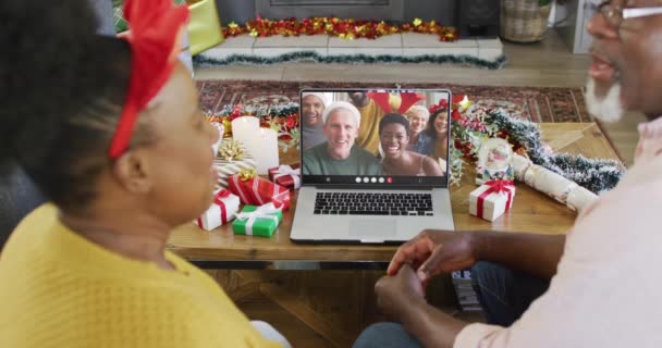 Ein Älteres Afrikanisch Amerikanisches Paar Mit Weihnachtsdekoration Beim Videoanruf Mit — Stockvideo