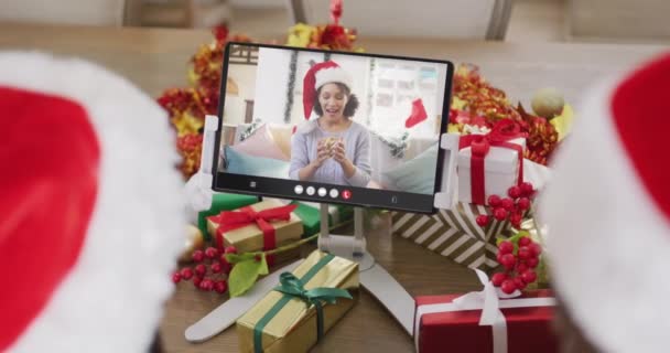 Diversa Pareja Que Tiene Videollamada Navidad Con Una Mujer Afroamericana — Vídeos de Stock