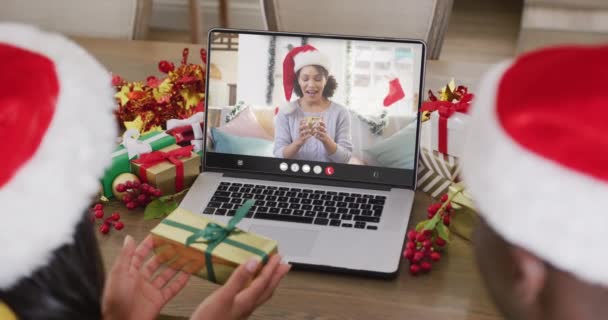 Διαφορετικό Ζευγάρι Καπέλα Santa Που Έχουν Φορητό Υπολογιστή Βιντεοκλήση Biracial — Αρχείο Βίντεο