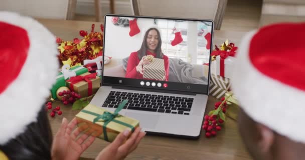 Diversa Pareja Que Tiene Videollamada Navidad Con Mujer Birracial Tecnología — Vídeos de Stock