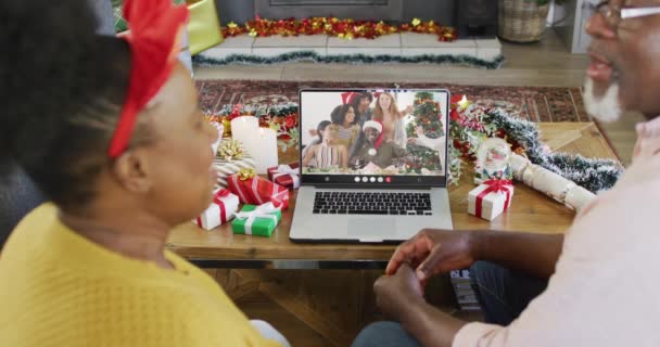 Senior Africký Americký Pár Vánoční Výzdobou Videohovory Různými Přáteli Vánoce — Stock video