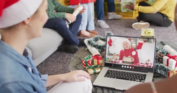 Grupo Diverso Amigos Fazendo Videochamada Natal Com Mulher Caucasiana Sênior — Vídeo de Stock