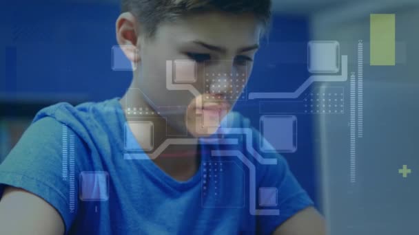 ノートパソコンを使用して白人の少年の上に集積回路のアニメーション テクノロジーの概念デジタルで生成されたビデオ — ストック動画