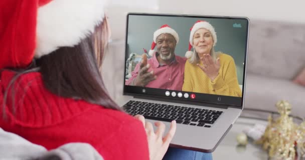 Běloška Santa Kloboukem Notebookem Videohovor Šťastným Pestrým Párem Vánoční Sváteční — Stock video