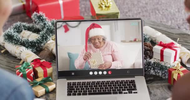 Animación Mujer Biracial Sombrero Santa Videollamada Portátil Con Amigos Navidad — Vídeos de Stock
