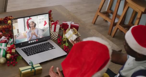 Διαφορετικό Ζευγάρι Καπέλα Santa Που Έχουν Φορητό Υπολογιστή Βιντεοκλήση Biracial — Αρχείο Βίντεο