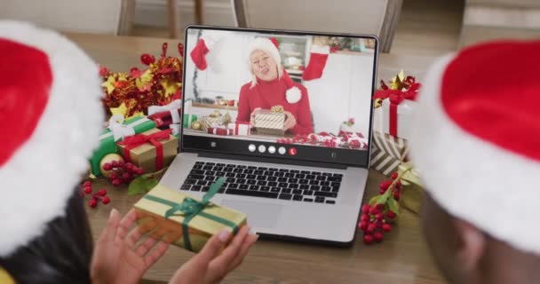 Diversa Pareja Que Tiene Videollamada Navidad Con Mujer Mayor Caucásica — Vídeos de Stock