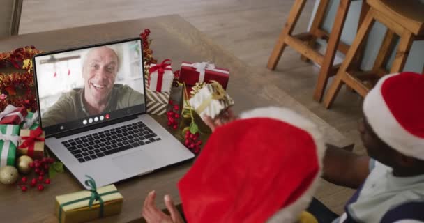 Διαφορετικό Ζευγάρι Καπέλα Σάντα Που Έχουν Φορητό Υπολογιστή Βιντεοκλήση Ευτυχισμένο — Αρχείο Βίντεο
