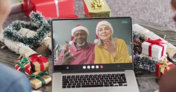 Zróżnicowana Para Świąteczną Rozmowę Wideo Starszą Zróżnicowaną Parą Technologia Komunikacyjna — Wideo stockowe