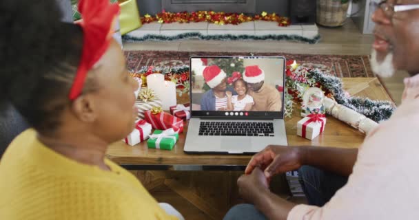 Starsza Afrykańska Para Która Wideo Laptopie Świątecznym Rozmawia Szczęśliwą Afrykańską — Wideo stockowe