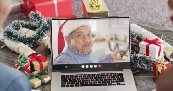 Diversi Amici Con Cappelli Babbo Natale Che Hanno Videochiamata Portatile — Video Stock