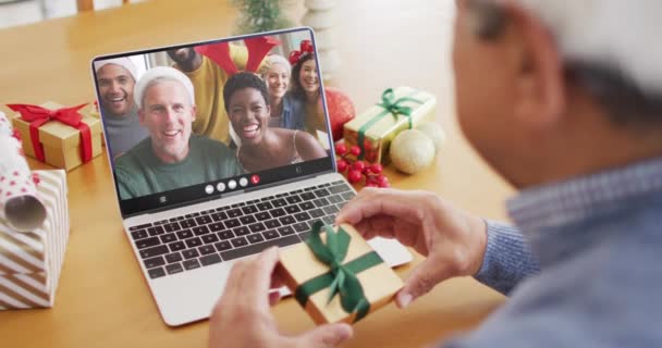 Animação Homem Biracial Santa Chapéu Videochamada Laptop Com Família Natal — Vídeo de Stock