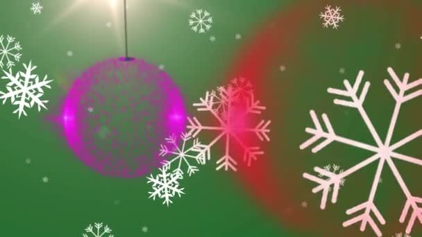 Animazione Neve Che Cade Sopra Boubles Natale Sfondo Verde Natale — Video Stock
