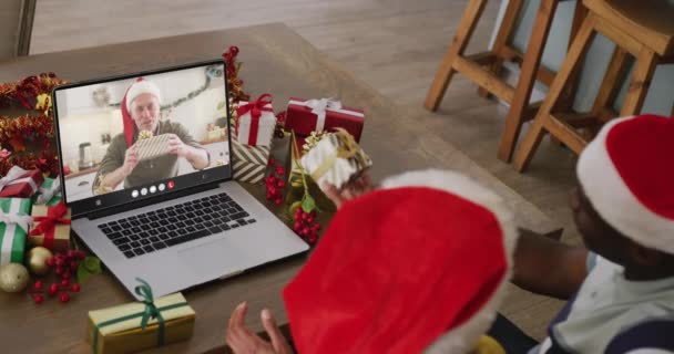 Různorodý Pár Santovými Klobouky Videohovor Notebooku Bělochem Vánoce Oslavy Digitální — Stock video