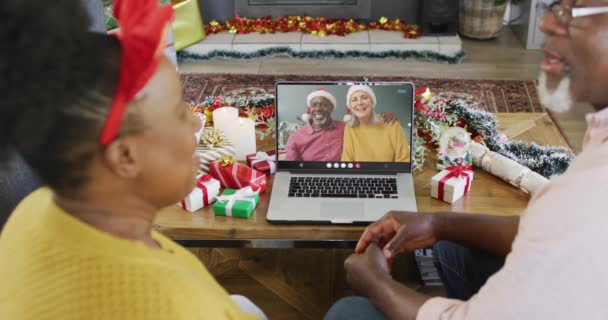 Animering Äldre Biracial Par Laptop Videosamtal Med Vänner Vid Jul — Stockvideo