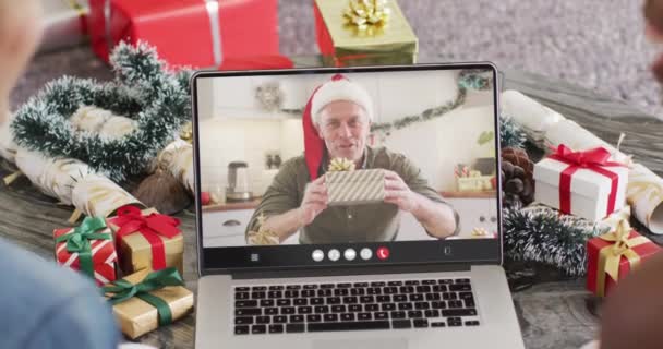 Diversa Pareja Que Tiene Videollamada Navidad Con Hombre Mayor Caucásico — Vídeo de stock